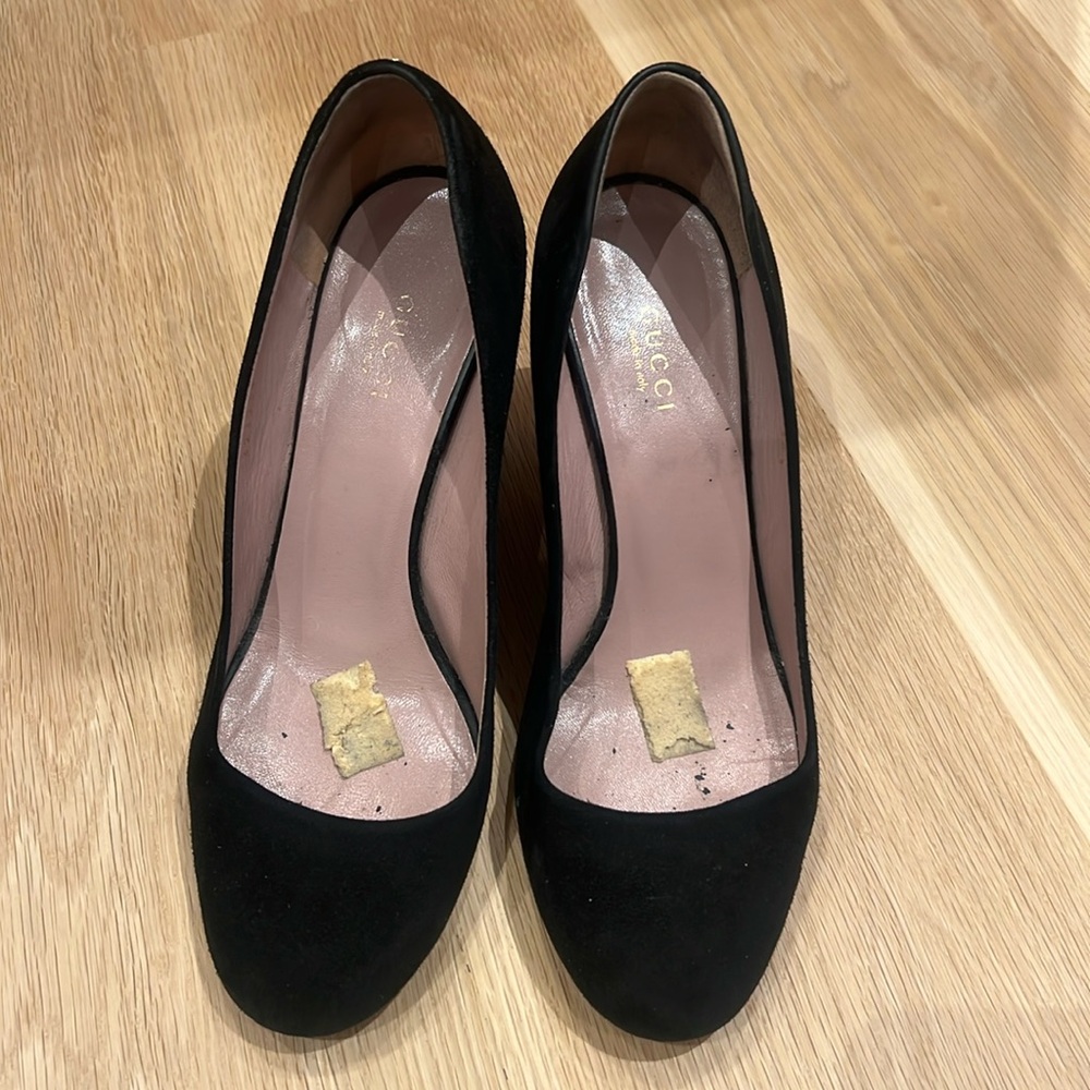 Gucci suede pumps